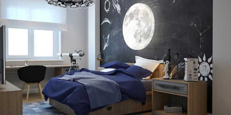Không gian phòng được bài trí thêm kính viễn vọng, la bàn tạo cảm giác hứng thú cho bé
