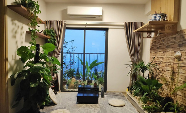 Phòng khách được trang trí với nhiều cây xanh tươi mát