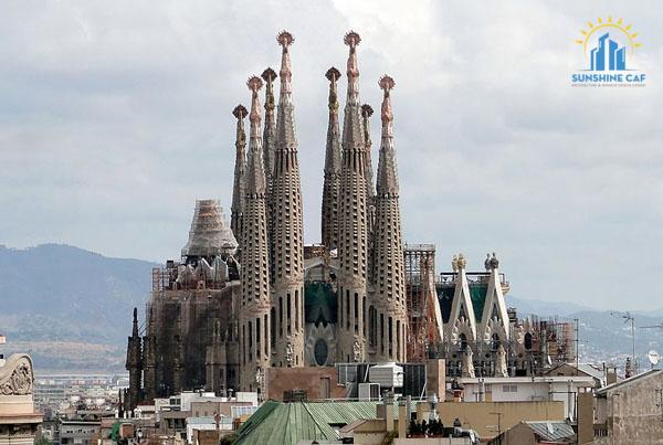 Nhà thờ Sagrada Familia ở Barcelona được thiết kế theo chủ nghĩa chiết trung.