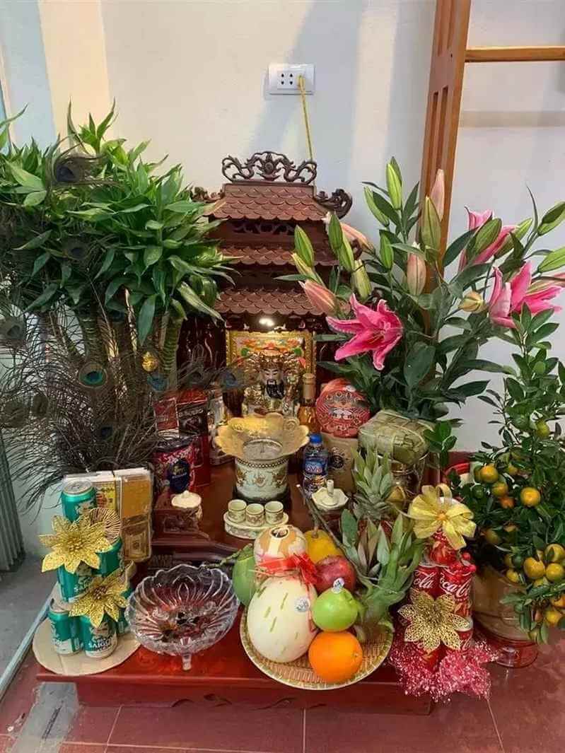 Bàn thờ từ lâu đã trở thành một vật không thể thiếu trong các hộ kinh doanh