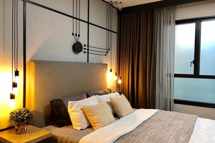 Kết hợp trang trí dưới ánh đèn tạo cho gia chủ một cảm giác dễ chịu