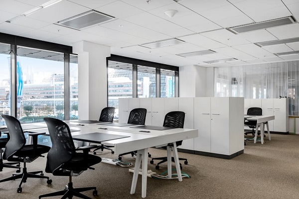 Mẫu thiết kế văn phòng 15m2 sử dụng gam màu trung tính, hiện đại