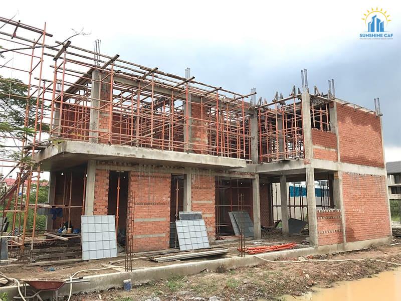 Tổng thể ngôi nhà đang trong quá trình thi công phần thô