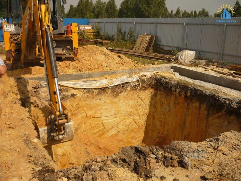 Sử dụng máy móc dọn dẹp mặt bằng, chuẩn bị quá trình thi công xây dựng biệt thự