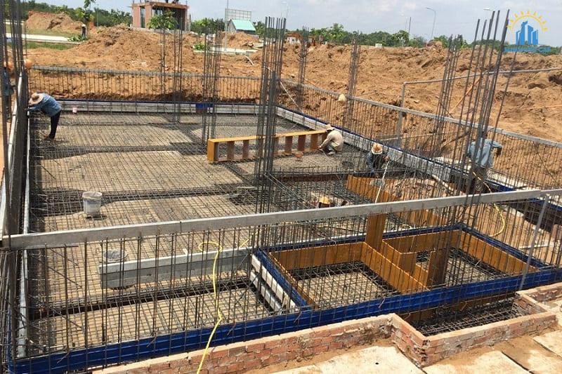 Tiến hành đào hố, đổ bê tông phần móng cho biệt thự