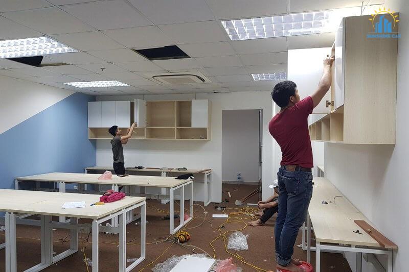 Đội ngũ nhân viên Sunshine CAF tiến hành lắp đặt, bố trí nội thất